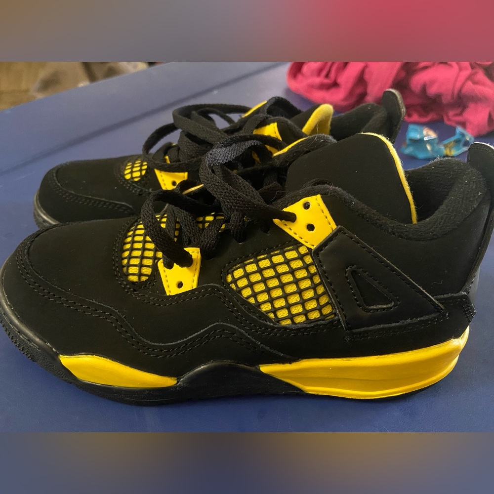 Jordan retro 4’s thunders